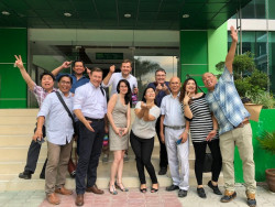 comgubsch-mathias-plogasbild4gruppenfoto-mit-dem-team-des-rosario-memorial-hospital